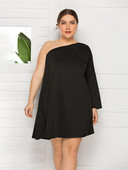 2022. gada lielizmēra sieviešu apģērbs kleitai ar apvalku. Ikdienišķa ielas modes pavasara vasaras kleita ar slīpiem pleciem īsām piedurknēm