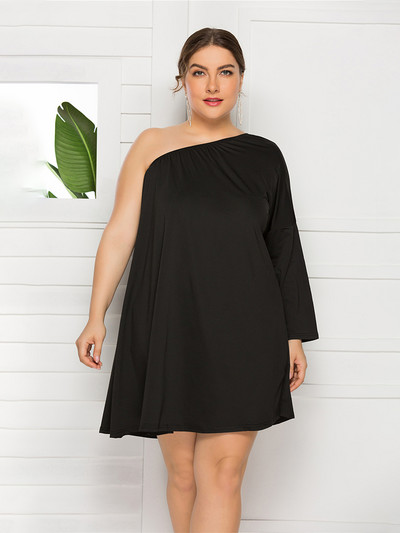 2022. gada lielizmēra sieviešu apģērbs kleitai ar apvalku. Ikdienišķa ielas modes pavasara vasaras kleita ar slīpiem pleciem īsām piedurknēm