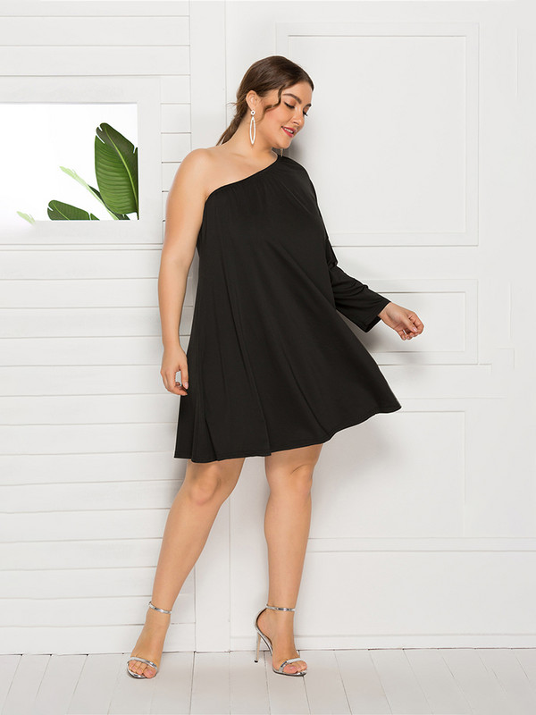 2022. gada lielizmēra sieviešu apģērbs kleitai ar apvalku. Ikdienišķa ielas modes pavasara vasaras kleita ar slīpiem pleciem īsām piedurknēm