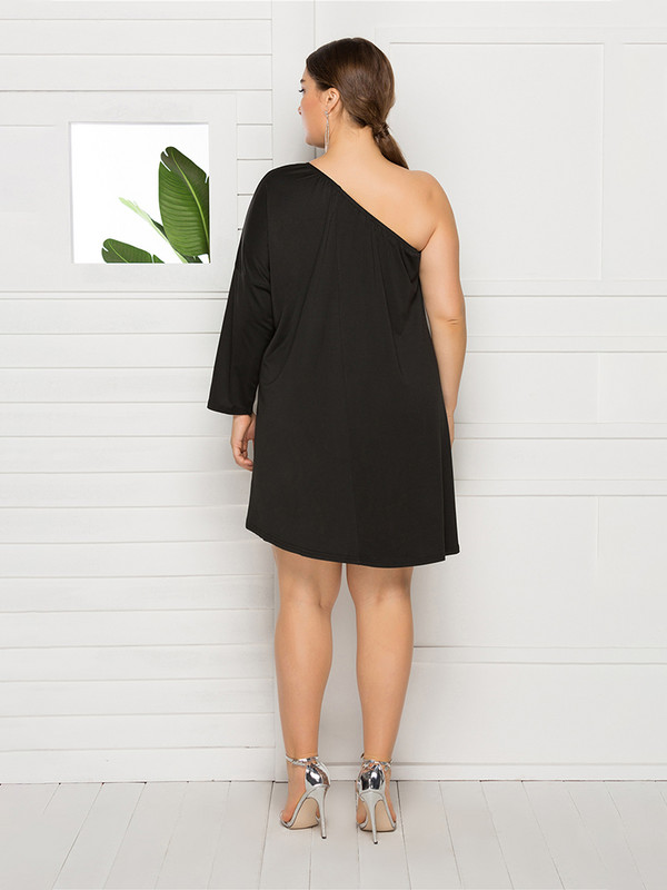 2022. gada lielizmēra sieviešu apģērbs kleitai ar apvalku. Ikdienišķa ielas modes pavasara vasaras kleita ar slīpiem pleciem īsām piedurknēm