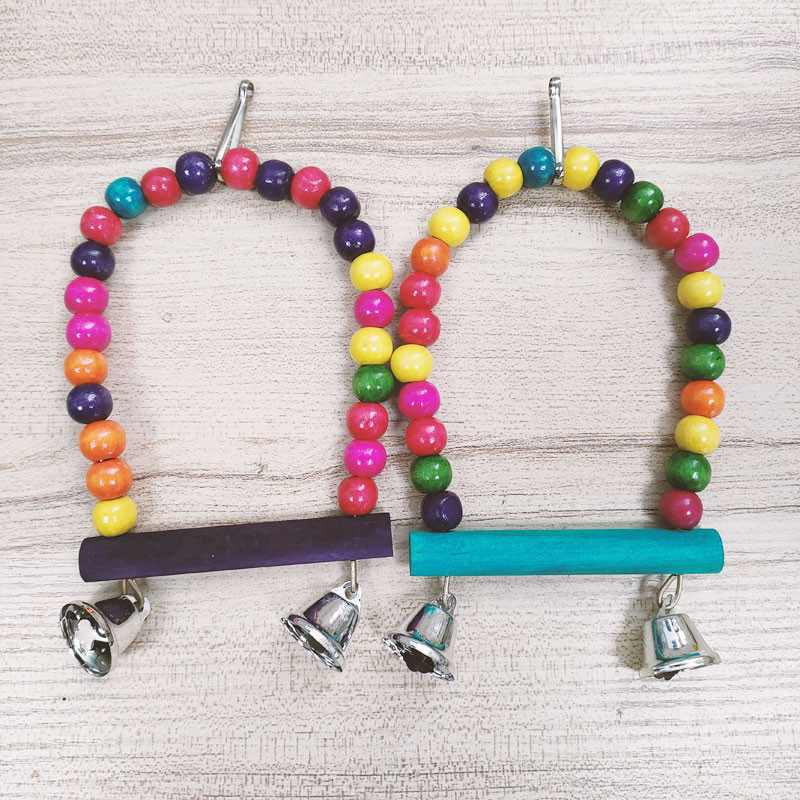 Maza un vidēja papagaiļu statīva šūpoles Dabīga koka nūja ar zvaniņiem un krāsainām krellēm Putnu rotaļlietas Aksesuāri