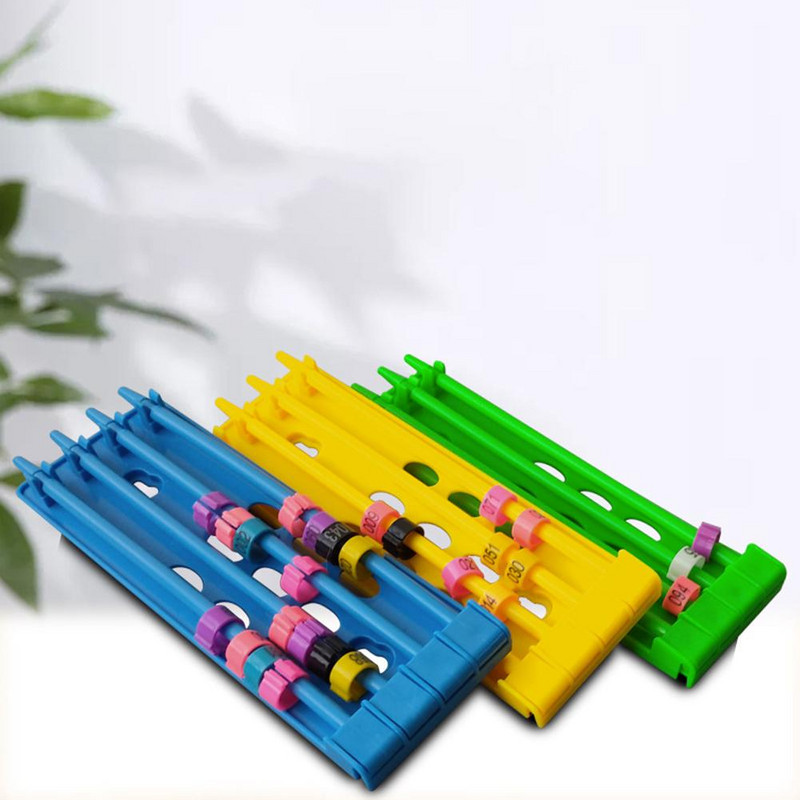 Baložu pēdas gredzenu turētājs 4 rindas, liela telpa, daudzkrāsains piekarināms kāju gredzenu statīvs Putnu plaukta piederumi