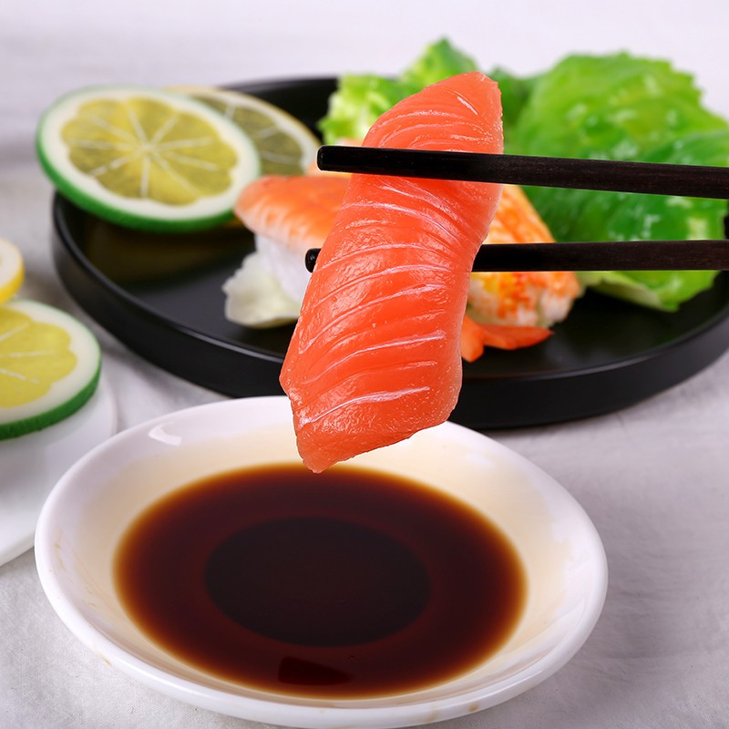 Szimulált sushi mesterséges japán konyha hamis lazacos rizsgolyó modell japán étterem kirakati kellékei barkácsolás kézműves játék