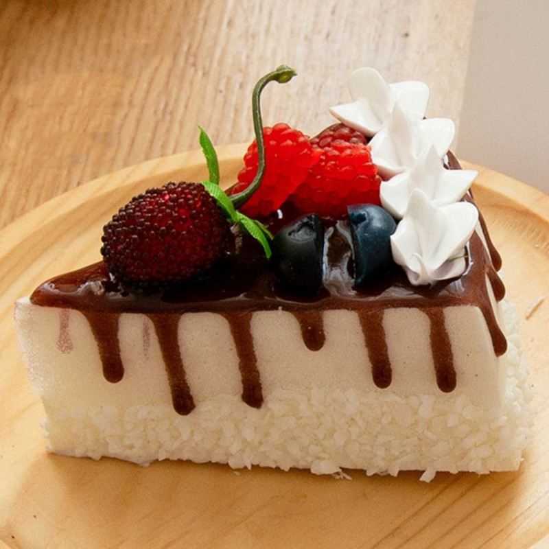 Elhelyezhető Szimulációs torta Háromszög alakú torta PU anyagú torta modell hamis kettős célú hűtőmatrica bevásárlóközpontok