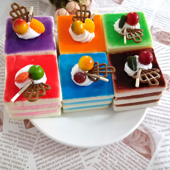 5 × 5 × 5,5 cm симулация PU квадратна торта с плодови сандвичи за промоция на магазин за десерти Примерни консумативи за снимане Аксесоар Торта Фалшива храна