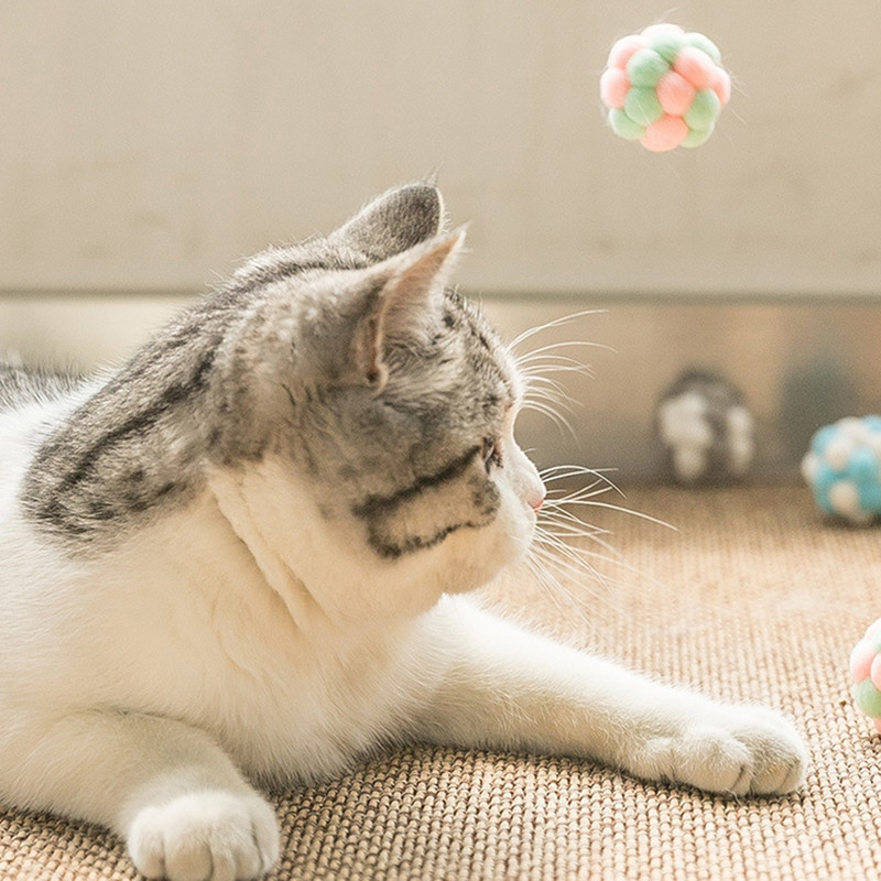 Legendog 3 db új nyikorgó macskagolyós játék, színes interaktív rágólabda vicces macskajáték üldözési labdák játék kisállatkiképző kellékek