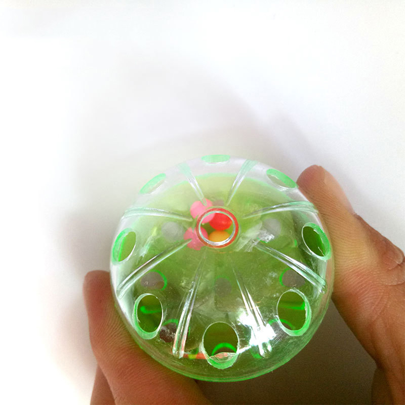 1 DB macskagolyós játékok műanyag könnyű, színes cicacsengő játék Cica rágójátékok üldözőlabda interaktív cicatornajátékhoz