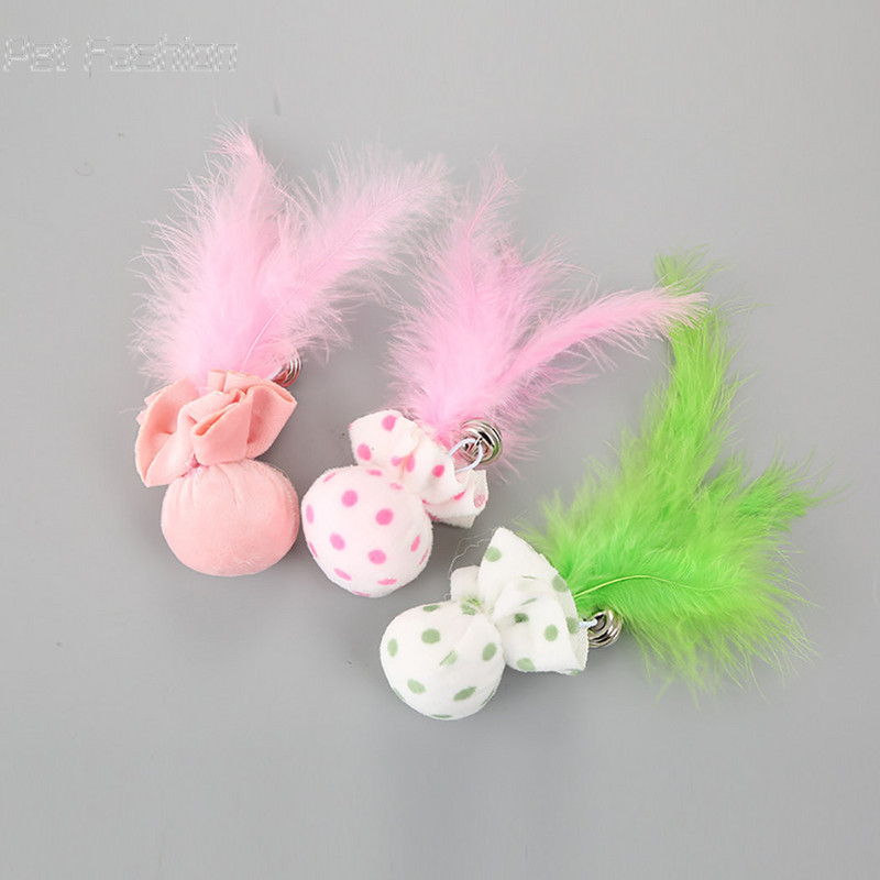 Kisállatjáték plüsslabda tollas harangokkal macskajáték Kreatív aranyos rajzfilm tollas csengő macska teaser játék macska rágójáték kisállatkellékek