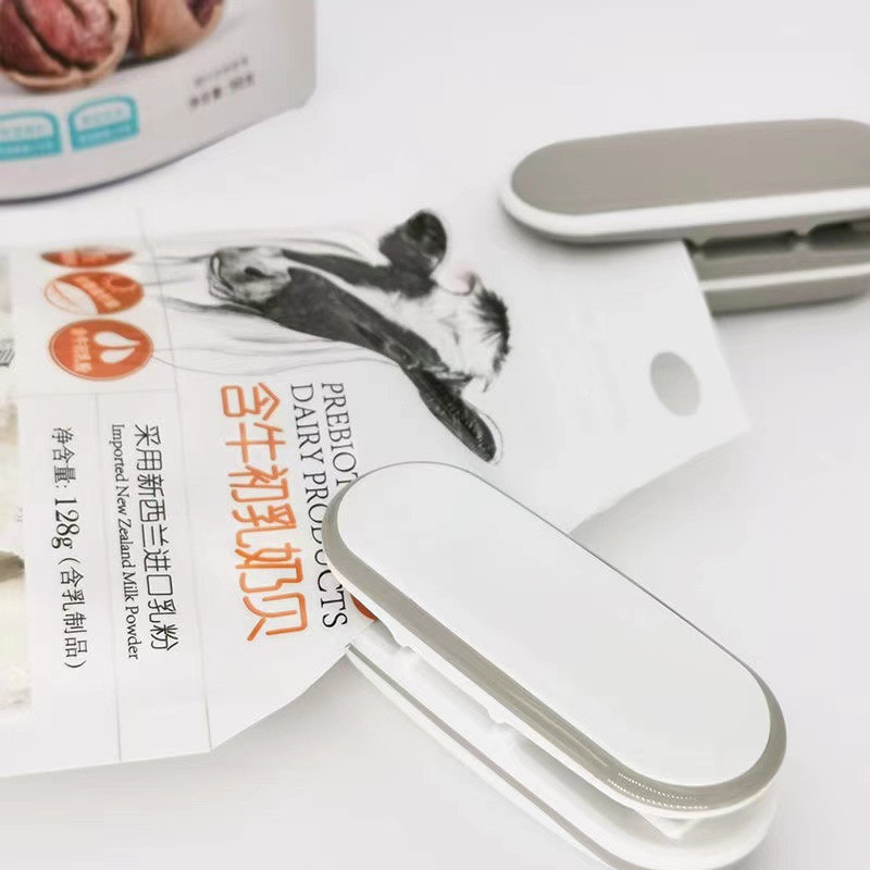 Mini táskazáró Hordozható hővákuumos tömítők 2 az 1-ben hővágó tömítők élelmiszerzacskó tárolására, horoggal kézben tartva