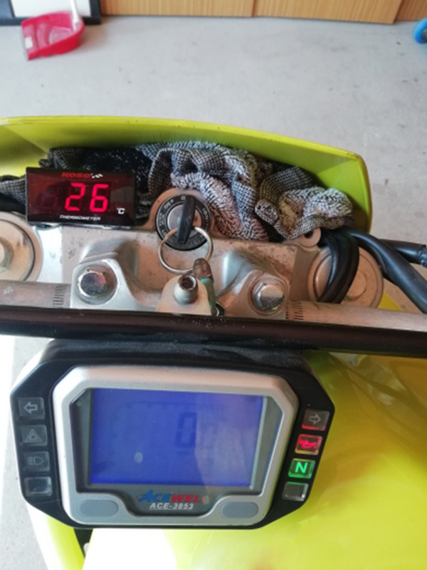 12V motociklo KOSO mini skaitmeninio ekrano voltmetras voltmetras Honda Kawasaki Suzuki Yamaha Xmax 300 vandens temperatūros matuokliai