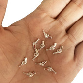 20 TK metallist küünetarbed Luksuslikud kullast hõbedast püstolikujulised püstolikujulised püramiidisulamist 3D küünekunsti amuletid DIY küünekunsti aksessuaarid 10*7mm