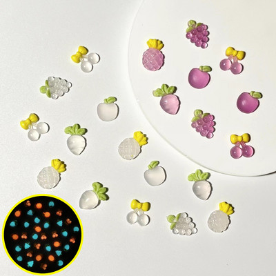 50 tk Helendavad küünte aksessuaarid 3D Puuviljavaigust Küünevõlusid Armsad Maasikas Virsikud Moeehted Küünte Kunst Rhinestones Kaunistus