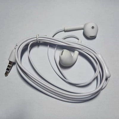 1 db hordozható Sport 8 színű fülhallgató vezetékes szuper basszus beépített mikrofonnal 3,5 mm-es fülbe helyezhető vezetékes kihangosító okostelefonokhoz