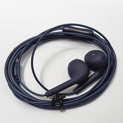 1 db hordozható Sport 8 színű fülhallgató vezetékes szuper basszus beépített mikrofonnal 3,5 mm-es fülbe helyezhető vezetékes kihangosító okostelefonokhoz