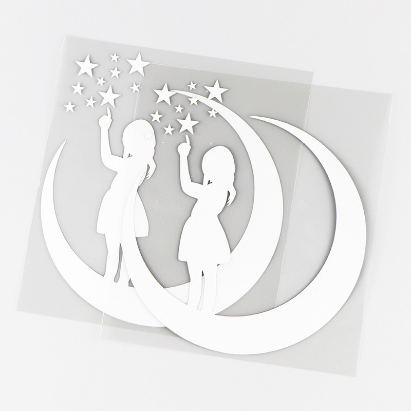 YJZT 12,8 × 14,6 cm Maža mergaitė, stovinti ant mėnulio, skaičiuojanti žvaigždes Juokingi vinilo lipdukai Automobilių lipdukai juodi / sidabriniai 10A-0487