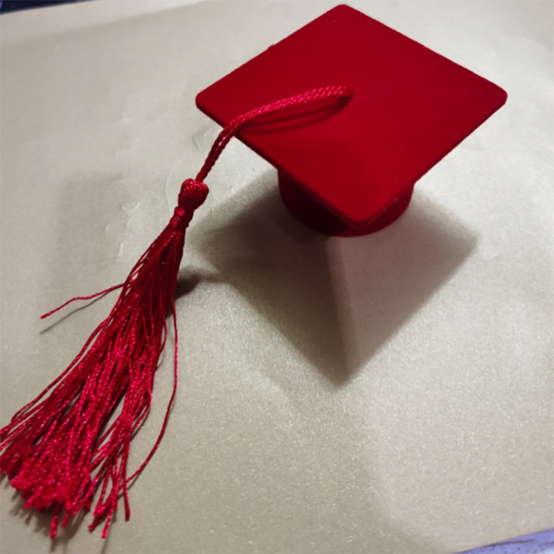 Uus arstimütsi kujuline sõrmusekarp koolilõpupeoks Sõrmuskõrvarõngad Kingituste hoiustamine Bakalaureusekübar flokeeriv ehete organiseerimiskarp