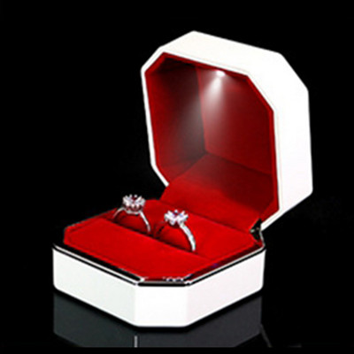 LED-valgustusega topeltrõngastega kõrvarõnga ripatskarp plastikust luksuslike ehete kinkepakendite ümbris kohandatud logoga. Saadaval Dropsh