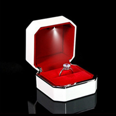 LED-valgustusega topeltrõngastega kõrvarõnga ripatskarp plastikust luksuslike ehete kinkepakendite ümbris kohandatud logoga. Saadaval Dropsh