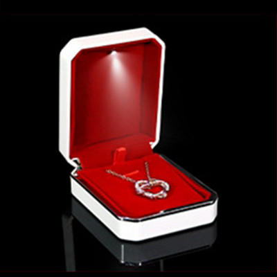 LED-valgustusega topeltrõngastega kõrvarõnga ripatskarp plastikust luksuslike ehete kinkepakendite ümbris kohandatud logoga. Saadaval Dropsh