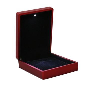 LED осветена кутия за колие Гумена + плюшена кутия с висулка за дисплей за бижута Сватбен подарък за Свети Валентин (червен)