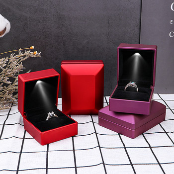 Най-висок клас LED кутия за подарък за бижута Годежен сватбен пръстен Дисплейна кутия с LED светлина Обеци Колие Гривна Пакет Калъфи