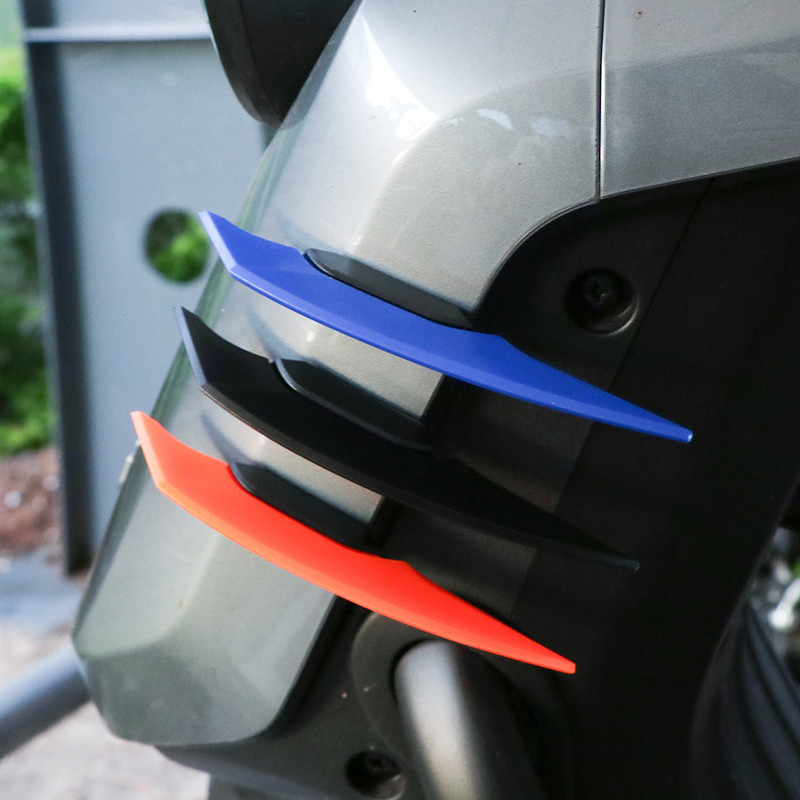 1 Paari universaalse mootorrattatiiva aerodünaamilise spoileri tiiva kleepuva mootorratta kaunistuse kleebisega mootorratta tõukeratta jaoks