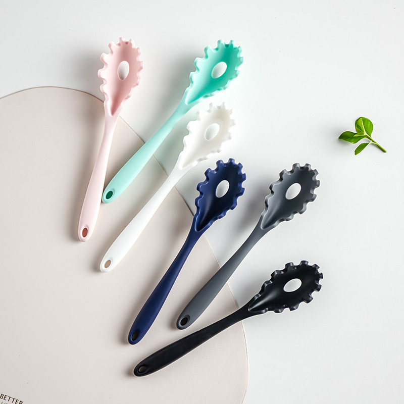 Mažas silikoninis makaronų kaušelis spagečių šaukštas kiaurasamtis Karščiui atsparūs makaronai Kaušas Kištukinis šaukštas Nutekėjimo virtuvės įrankis Stalo reikmenų įtaisas