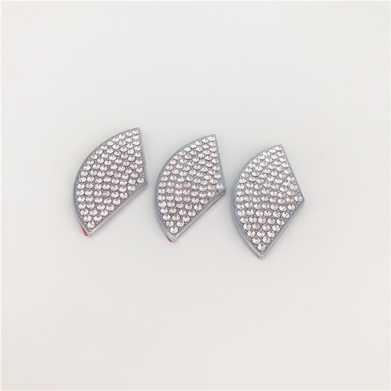 Auto rooliratta embleemi 3D-kivist logo kleebis teemantkaunistusega Mercede Benz A/B/C/E/GLA/CLA/GLC/GLK/GLE seeriale