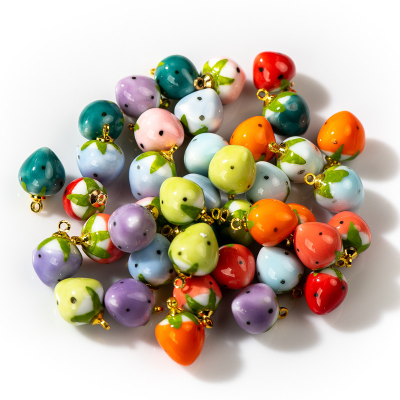 5db Kézzel készített kis eper kerámia medál Retro stílusú ékszer Gyümölcsgyöngyök ékszer alkatrész Nyaklánchoz #XN604