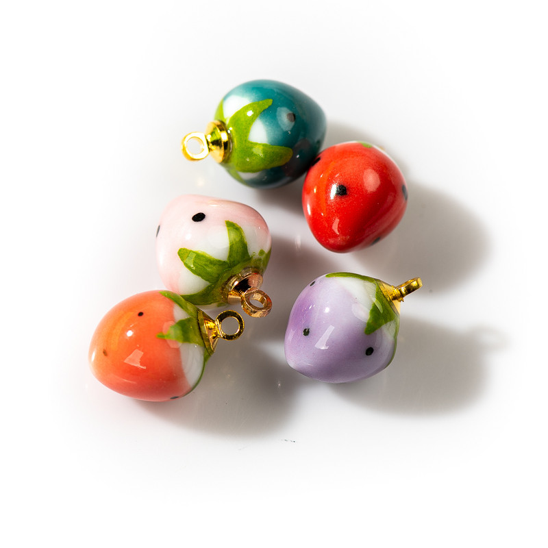 5db Kézzel készített kis eper kerámia medál Retro stílusú ékszer Gyümölcsgyöngyök ékszer alkatrész Nyaklánchoz #XN604