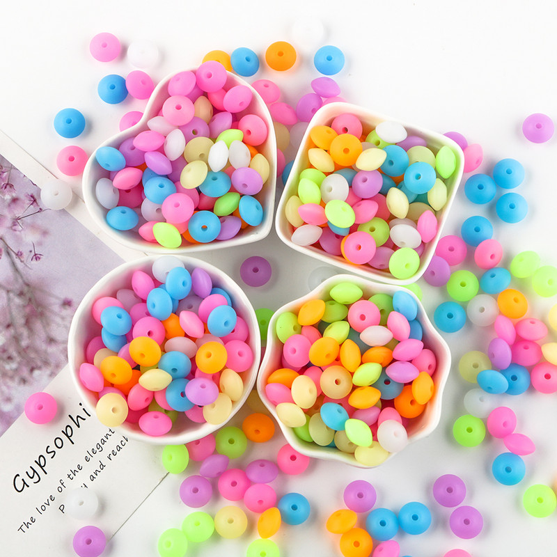 50 tk 12 mm helendavad silikoonist läätsehelmed, mis helendavad pimedas lahtised vahehelmed, DIY käevõru kaelakee ehete valmistamiseks