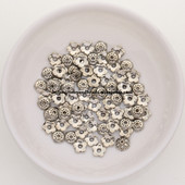 (50vnt. / partija!) Cinko lydinio Tibeto antikvariniai sidabro spalvos gėlių karoliukai papuošalų dangteliai, dydis 5,5 mm HA-11351