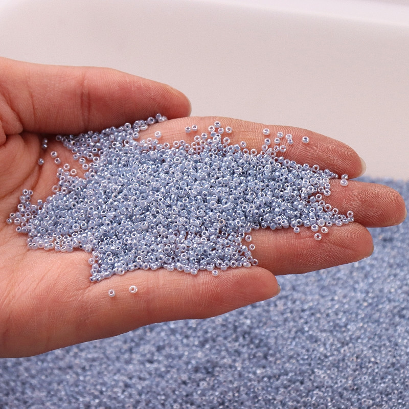 10 g (1680 vnt.) 15/0 1,5 mm kreminės mėlynos spalvos apvalūs stiklo sėklų karoliukai čekų tarpikliai karoliukai, skirti pasidaryk pats, stiklo sėklų karoliukai papuošalai