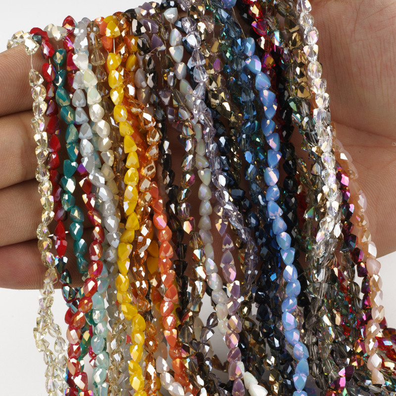 4 6 8mm Triunghi fațetat din sticlă de cristal Mărgele roșu închis Mărgele distanțatoare libere pentru fabricarea de bijuterii, bricolaj, brățări, colier, accesorii