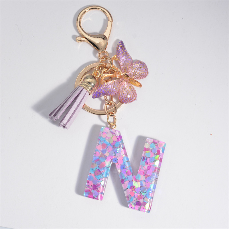 Μπρελόκ με αρχικό γράμμα για γυναίκες Φούντα πεταλούδα μωβ Χαριτωμένο μπρελόκ αυτοκινήτου για γυναικεία κοριτσίστικα πορτοφόλια στολίδια σακίδιο πλάτης