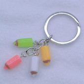 Uus värvipliiatsiga võtmehoidja Õpilasest õpetajast maalija pross ja mõned kingitused neile, kes kunstiga kokku puutuvad