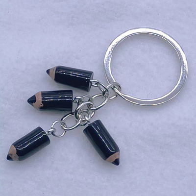 Uus värvipliiatsiga võtmehoidja Õpilasest õpetajast maalija pross ja mõned kingitused neile, kes kunstiga kokku puutuvad