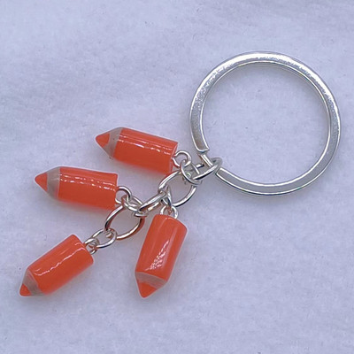 Uus värvipliiatsiga võtmehoidja Õpilasest õpetajast maalija pross ja mõned kingitused neile, kes kunstiga kokku puutuvad