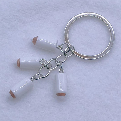 Uus värvipliiatsiga võtmehoidja Õpilasest õpetajast maalija pross ja mõned kingitused neile, kes kunstiga kokku puutuvad