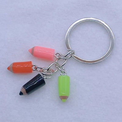 Uus värvipliiatsiga võtmehoidja Õpilasest õpetajast maalija pross ja mõned kingitused neile, kes kunstiga kokku puutuvad