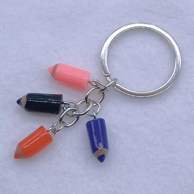 Uus värvipliiatsiga võtmehoidja Õpilasest õpetajast maalija pross ja mõned kingitused neile, kes kunstiga kokku puutuvad