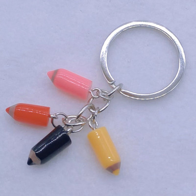 Uus värvipliiatsiga võtmehoidja Õpilasest õpetajast maalija pross ja mõned kingitused neile, kes kunstiga kokku puutuvad