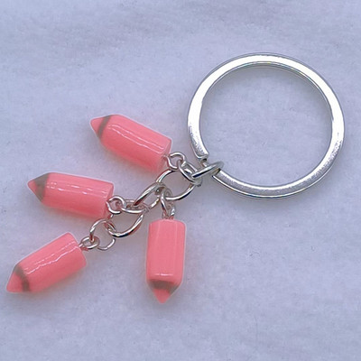 Uus värvipliiatsiga võtmehoidja Õpilasest õpetajast maalija pross ja mõned kingitused neile, kes kunstiga kokku puutuvad