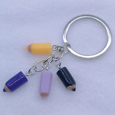 Uus värvipliiatsiga võtmehoidja Õpilasest õpetajast maalija pross ja mõned kingitused neile, kes kunstiga kokku puutuvad