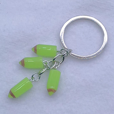 Uus värvipliiatsiga võtmehoidja Õpilasest õpetajast maalija pross ja mõned kingitused neile, kes kunstiga kokku puutuvad