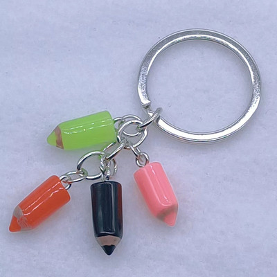 Uus värvipliiatsiga võtmehoidja Õpilasest õpetajast maalija pross ja mõned kingitused neile, kes kunstiga kokku puutuvad