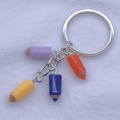 Uus värvipliiatsiga võtmehoidja Õpilasest õpetajast maalija pross ja mõned kingitused neile, kes kunstiga kokku puutuvad