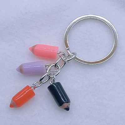 Uus värvipliiatsiga võtmehoidja Õpilasest õpetajast maalija pross ja mõned kingitused neile, kes kunstiga kokku puutuvad