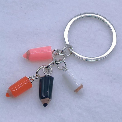 Uus värvipliiatsiga võtmehoidja Õpilasest õpetajast maalija pross ja mõned kingitused neile, kes kunstiga kokku puutuvad