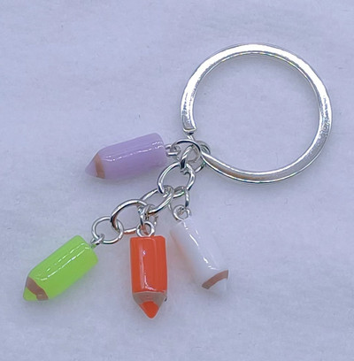 Uus värvipliiatsiga võtmehoidja Õpilasest õpetajast maalija pross ja mõned kingitused neile, kes kunstiga kokku puutuvad